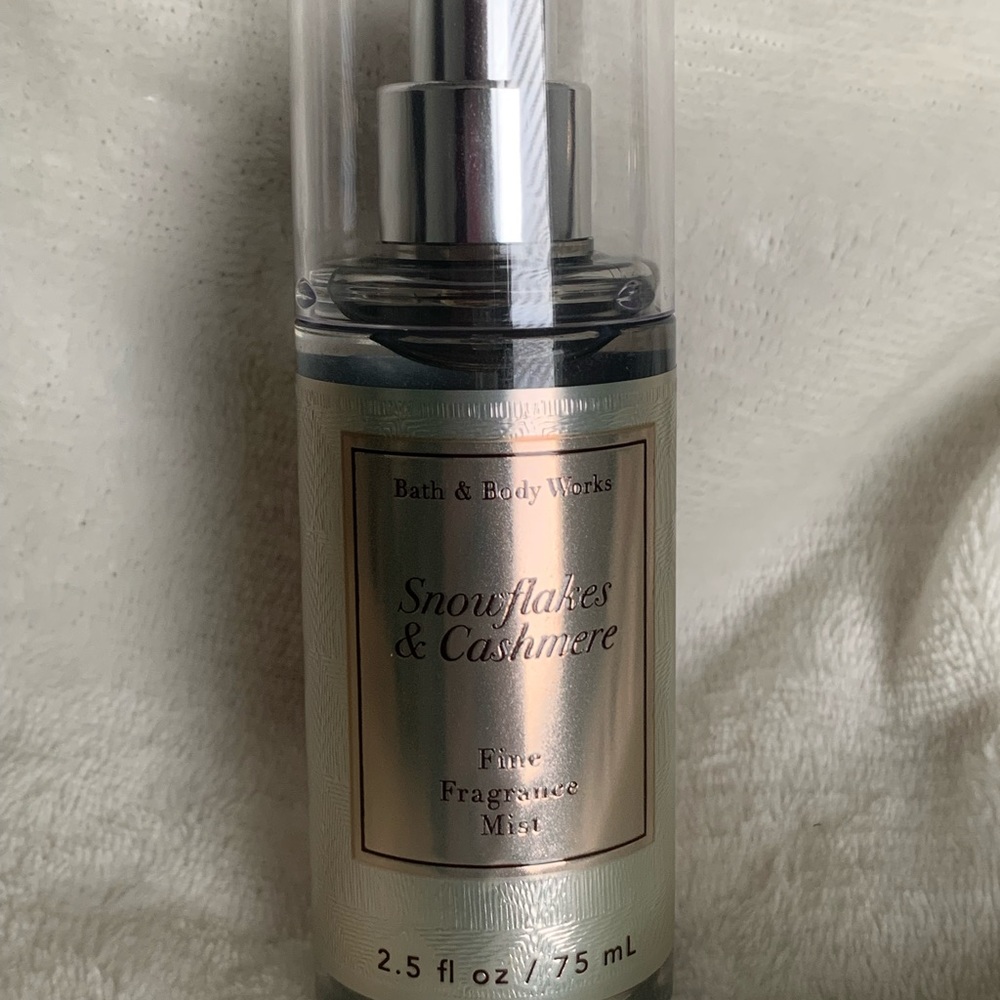 Bath and body works snowflakes and cashmere fine fragrance mist (travel size)